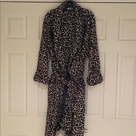PJ SALVAGE Holiday Dreams Leopard Print Robe size Large